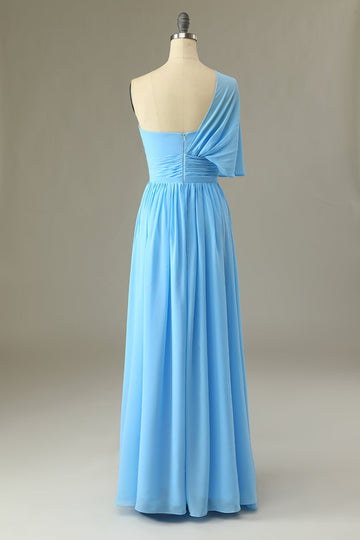 Um vestido de dama de honra azul ombro